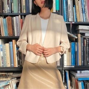 Aritzia Babaton Atelier Cropped Power Blazer Cream Size 10 Classic Chic Preppy